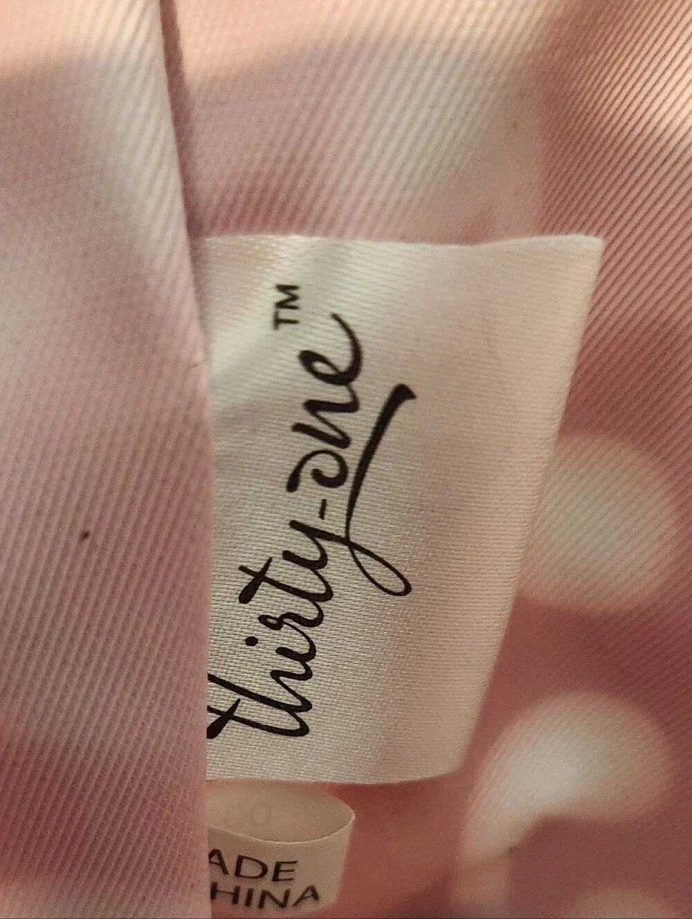 LIKE NEW THIRTY-ONE RED & WHITE FILIGREE TOTE BAG W/EXTERIOR SLIP POCKETS